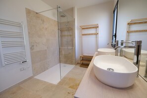 Dusche, Haartrockner, Handtücher