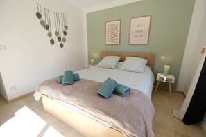 3 habitaciones, tabla de planchar con plancha y cuna de viaje 