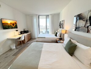 2 bedrooms, desk, iron/ironing board, travel cot - Excellent 2 Bedroom Apt w/Great View (Hallandale Beach)