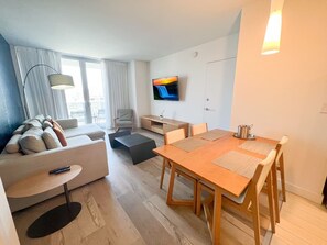 TV - Relaxing Beachwalk Unit – 1 Bed Paradise (Hallandale Beach)