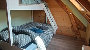 5 bedrooms, WiFi, bed sheets