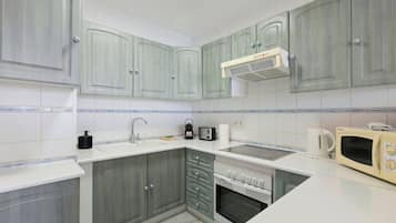 Køleskab, mikrobølgeovn, ovn, kogeplade