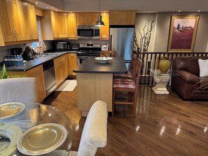 Interior - Scugog Island- Lake access!! 4-bedroom house in charming Port Perry fitness room (Port Perry)