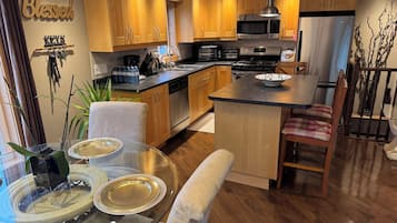 Frigorífico, microondas, horno y placa de cocina