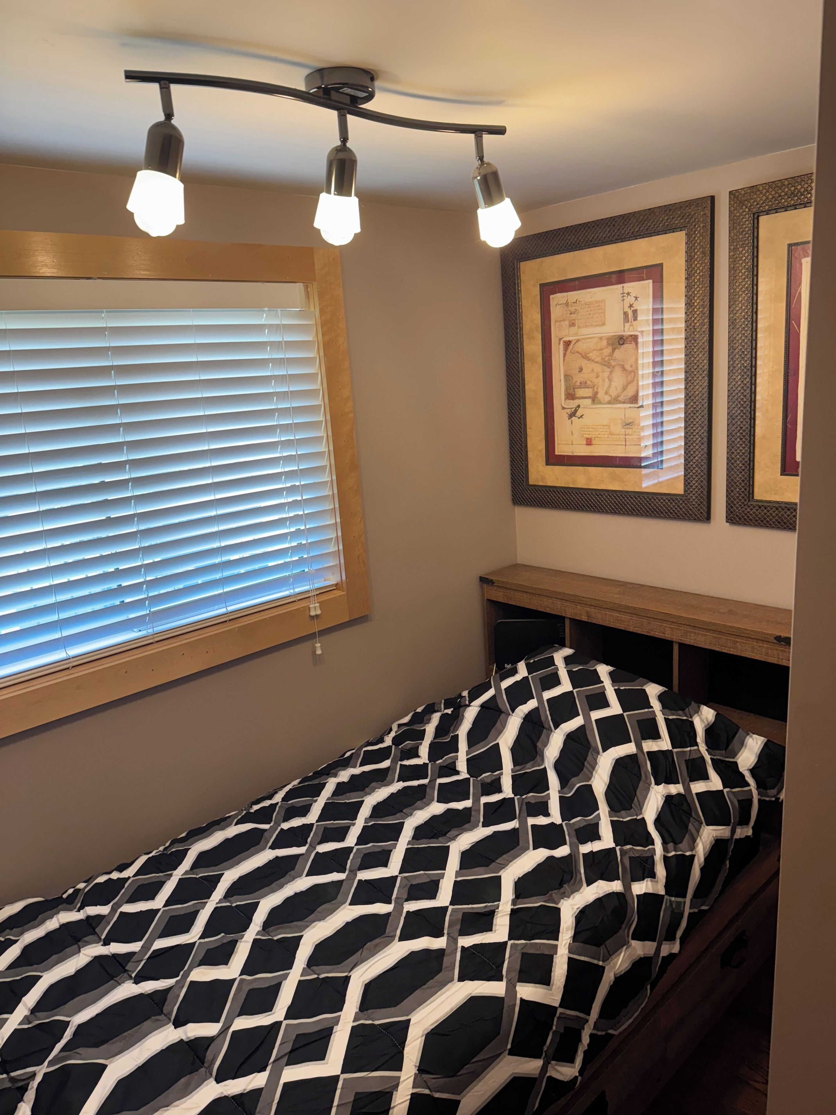 4 habitaciones, tabla de planchar con plancha, wifi y ropa de cama 