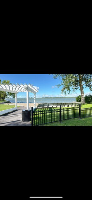 Property grounds - Scugog Island- Lake access!! 4-bedroom house in charming Port Perry fitness room (Port Perry)