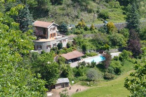 Exterior - Guest Room 'Room 2 – Jasmin' with Shared Pool, Communal Terrace and Wi-Fi (Saint-Julien Labrousse)