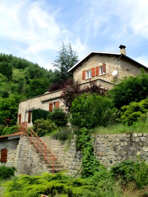 Exterior - Guest Room 'Room 3 – Coquelicot' with Shared Pool, Communal Terrace and Wi-Fi (Saint-Julien Labrousse)