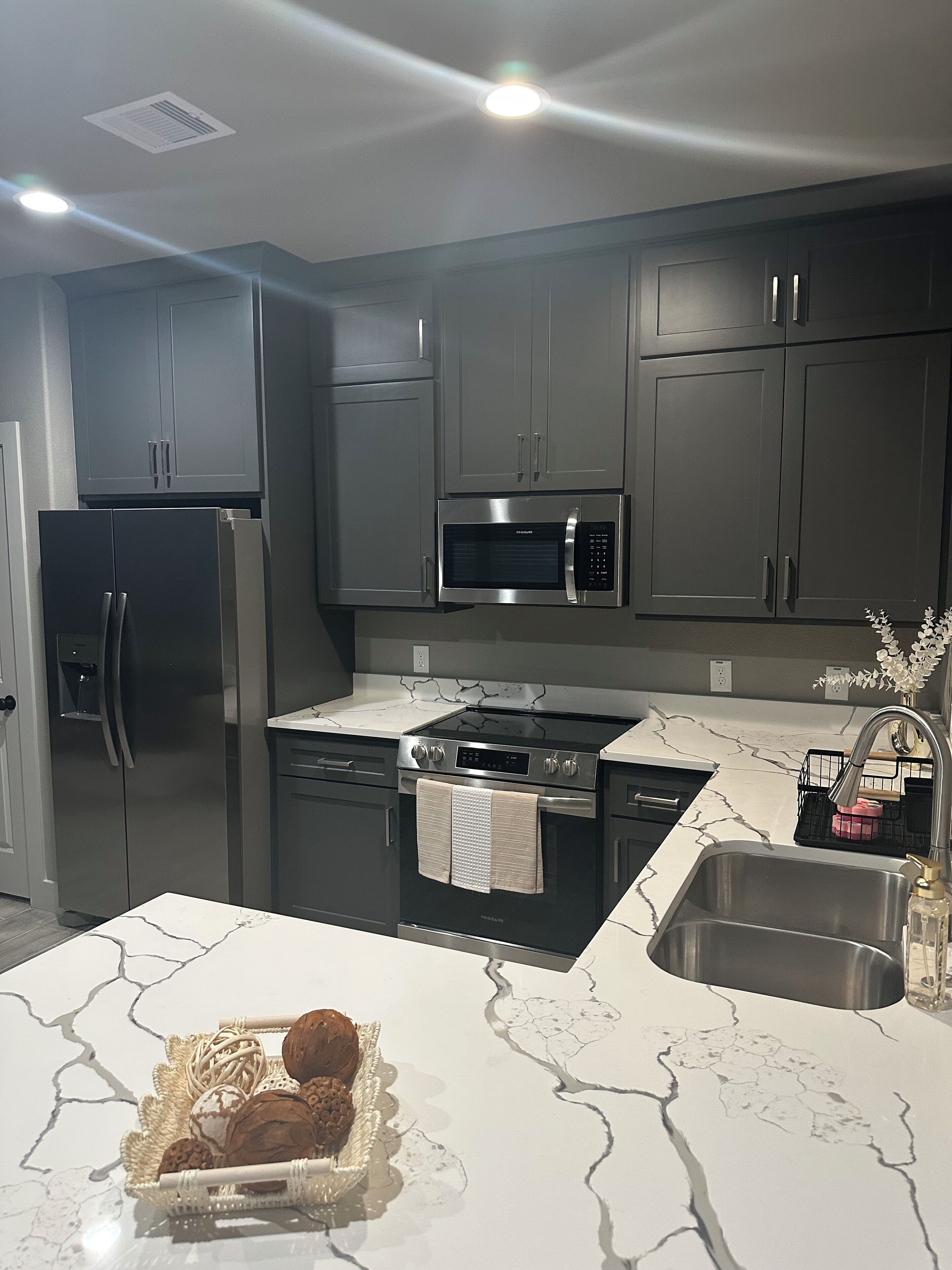 Mikrobølgeovn, ovn, kokeplater og oppvaskmaskin