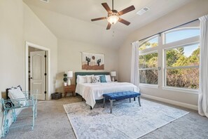 5 bedrooms, free WiFi, bed sheets - Spacious Retreat Near Kalahari on an Acre, Updated Kitchen, Foosball, Screened Porch, Huge Backyard (Round Rock)