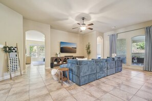 Smart TV, chimenea, videojuegos y futbolito 