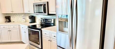 Réfrigérateur, micro-ondes, four, plaque de cuisson