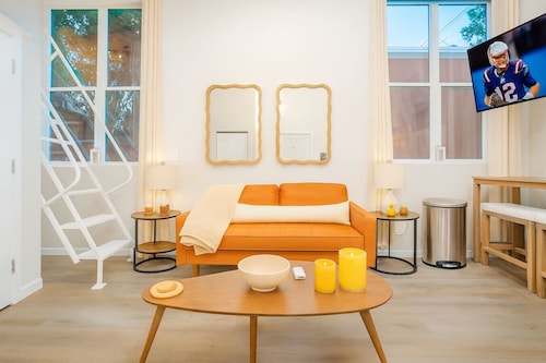 Modern Loft near Yale and Wooster Square + Parking