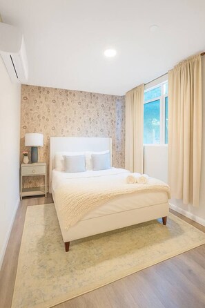 2 bedrooms, desk, iron/ironing board, WiFi