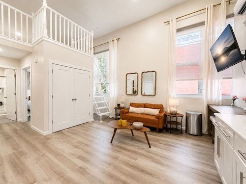 Modern Loft near Yale and Wooster Square + Parking