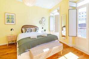 8 bedrooms, iron/ironing board, free WiFi, bed sheets - [NEW] Bairro Alto View 4E up to 25guests by Central Hill (Lisboa ciudad)