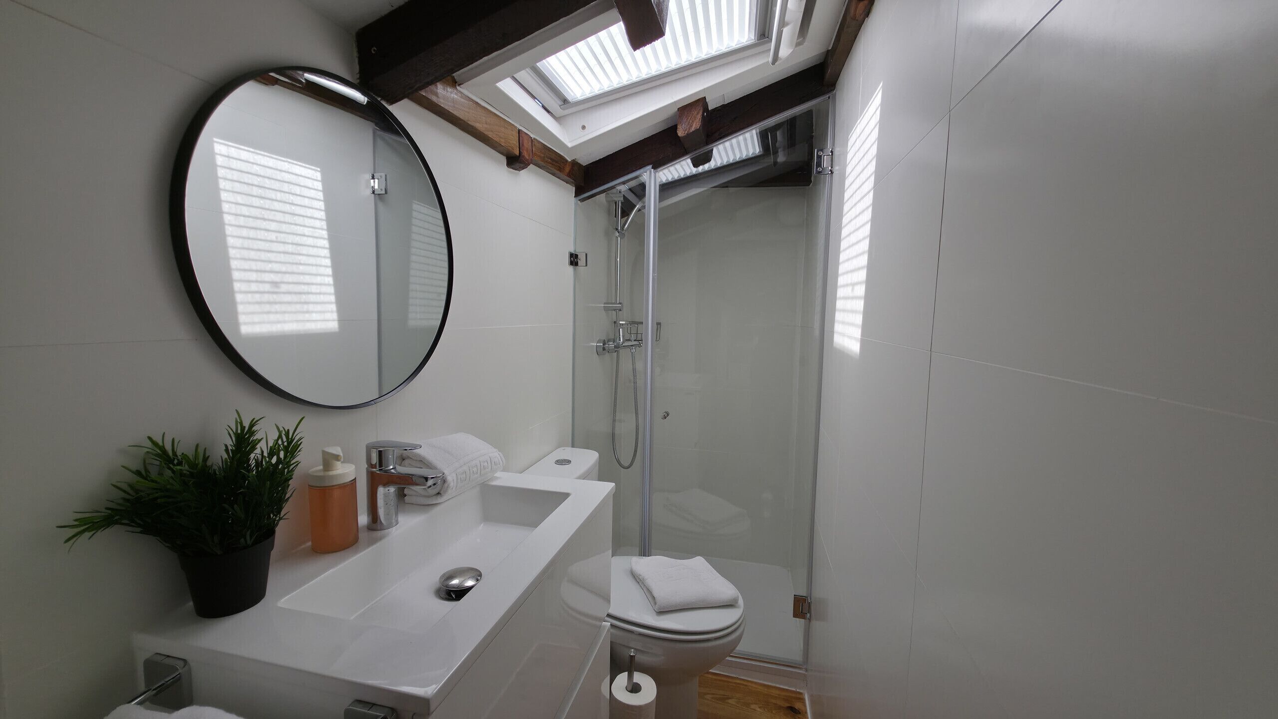 Douche, sèche-cheveux, serviettes fournies