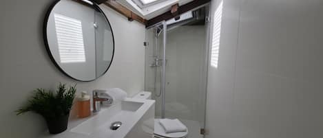 Douche, sĂšche-cheveux, serviettes fournies