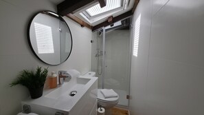 Douche, sèche-cheveux, serviettes fournies