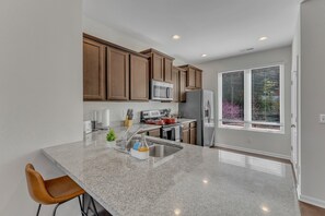 Private kitchen - Upscale 3BR TownhouseMins to Downtown (Raleigh)