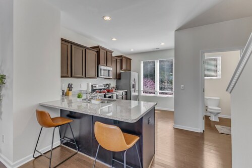 Upscale 3BR TownhouseMins to Downtown