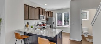 Upscale 3BR TownhouseMins to Downtown