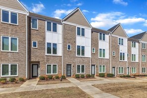Exterior - Upscale 3BR TownhouseMins to Downtown (Raleigh)