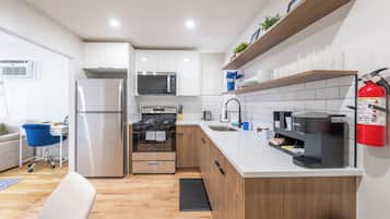 Design Apartment, 2 Bedrooms, Kitchen | Private kitchen | Coffee/tea maker, electric kettle, toaster, paper towels