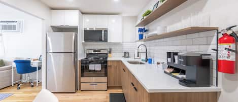 Design-huoneisto, 2 makuuhuonetta, keittiö | Yksityinen keittiö | Kahvin-/teenkeitin, vedenkeitin, leivänpaahdin, talouspaperi