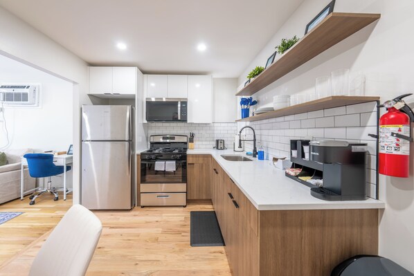 Departamento de diseñador, 2 habitaciones, cocina | Cocina privada | Cafetera y tetera, tetera eléctrica, tostadora y toallas de papel