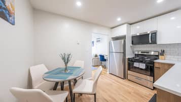 Design Apartment, 2 Bedrooms, Kitchen | Private kitchen | Coffee/tea maker, electric kettle, toaster, paper towels