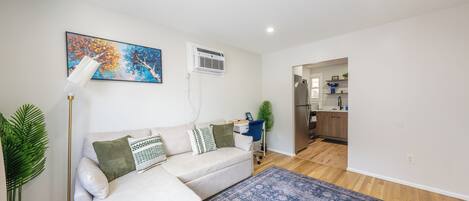 Leilighet – design, 2 soverom, kjøkken | Oppholdsrom | En 55-tommers LED-TV med kabel-kanaler