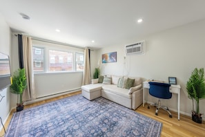 Departamento de diseñador, 2 habitaciones, cocina | Sala de estar | Televisión LED de 55 pulgadas con canales por cable