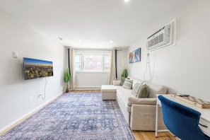 Departamento de diseñador, 2 habitaciones, cocina | Área de sala de estar | Televisión LED de 55 pulgadas con canales por cable