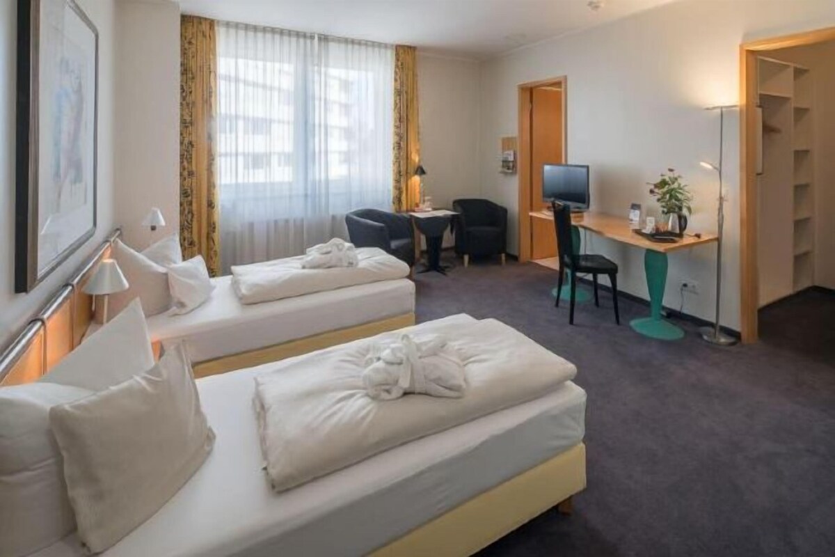 2 Single Beds, Business Room, Sitting Corner, Work Desk, Mini Bar, Air-Conditioned