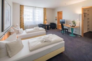 A hotel room with two beds, a desk, a chair, a TV, and a wardrobe. - Best Western Hotel Im Forum Muelheim (Mulheim an der Ruhr)