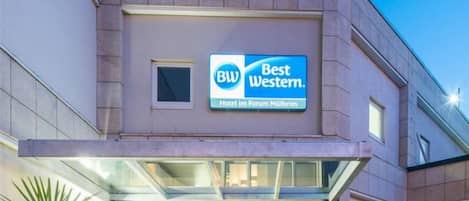 Un letrero de hotel con el logotipo 'BW Best Western' y el nombre 'Hotel im Forum Holheim'.