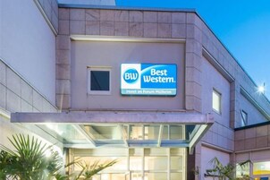 Un letrero de hotel con el logotipo 'BW Best Western' y el nombre 'Hotel im Forum Holheim'.