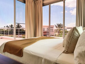 4 habitaciones, tabla de planchar con plancha, wifi y ropa de cama 