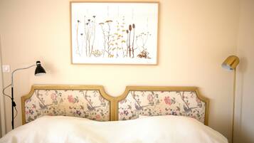 Een strijkplank/strijkijzer, internet, beddengoed