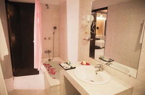 Basic Double Room | Bathroom | Free toiletries, towels, soap, shampoo