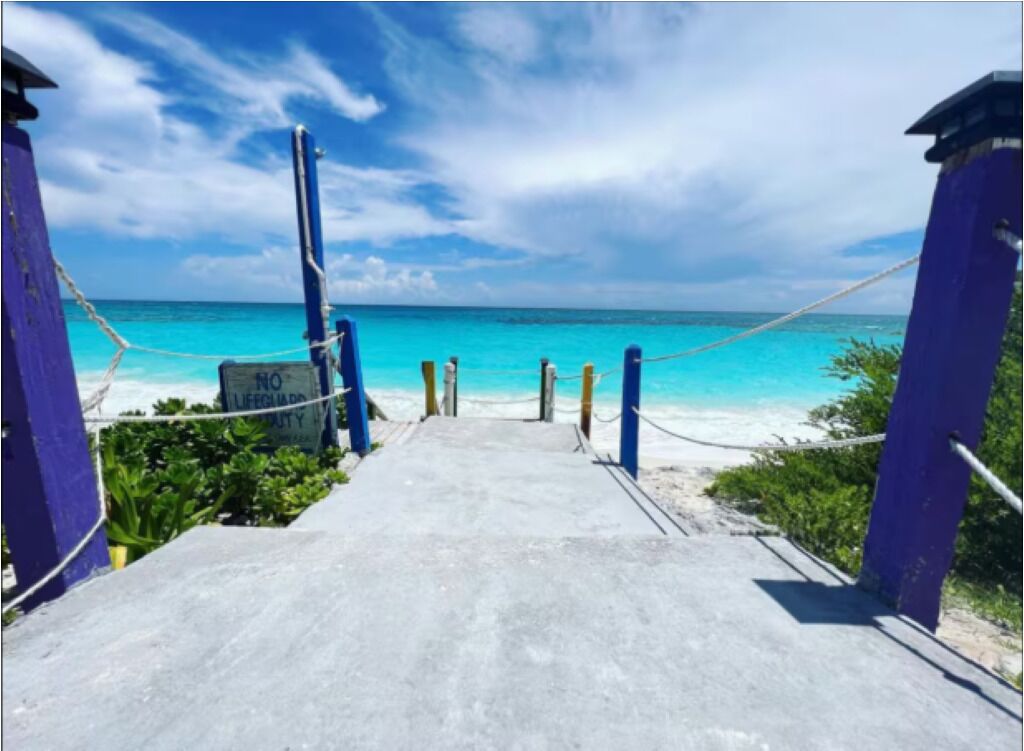 Rannalla, aurinkotuoleja