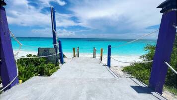 Rannalla, aurinkotuoleja