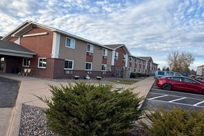 Property grounds - Coratel Inn and Suites by Jasper Stillwater Standard 1 King Bed Non Smoking (Stillwater)