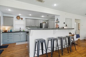 Microwave, oven, stovetop, dishwasher - Charming 2-bedroom house in central Lubbock near Texas Tech (Lubbock)