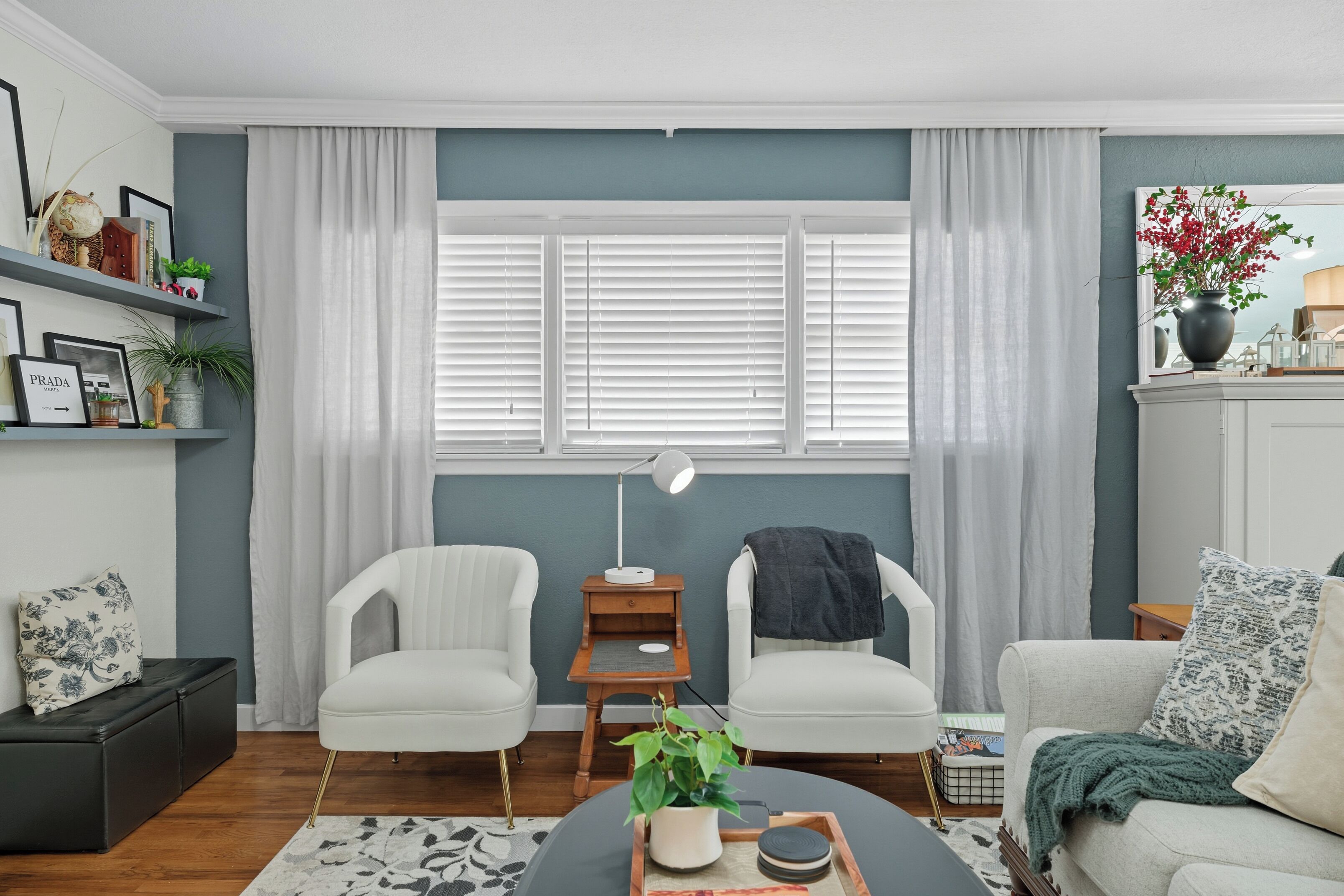 Een televisie en een open haard