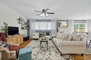 TV, fireplace - Charming 2-bedroom house in central Lubbock near Texas Tech (Lubbock)