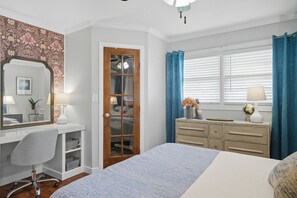 2 عدّة غرف نوم ومكواة/لوح كي وواي فاي وملاءات أسرّة