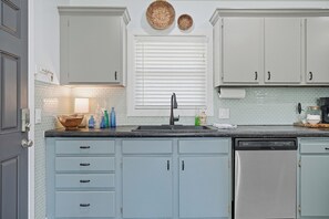 ميكروويف، فرن، موقد طهي مسطح، غسالة أطباق