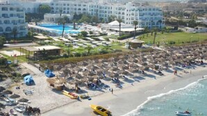 A beach resort with multiple swimming pools, a large number of beach umbrellas, and a hotel with a pool. - El Mouradi Mahdia (Mahdia)